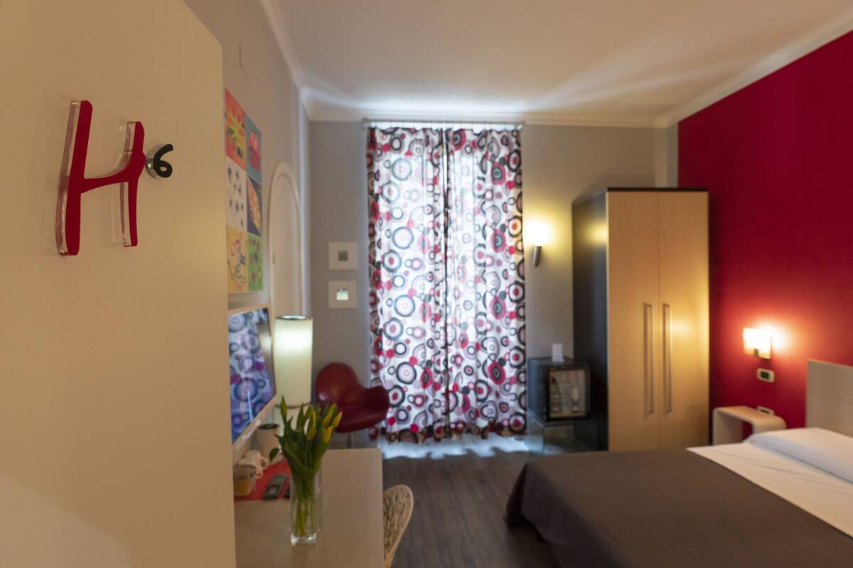 Minibar, safe på rommet, skrivebord og lydisolert