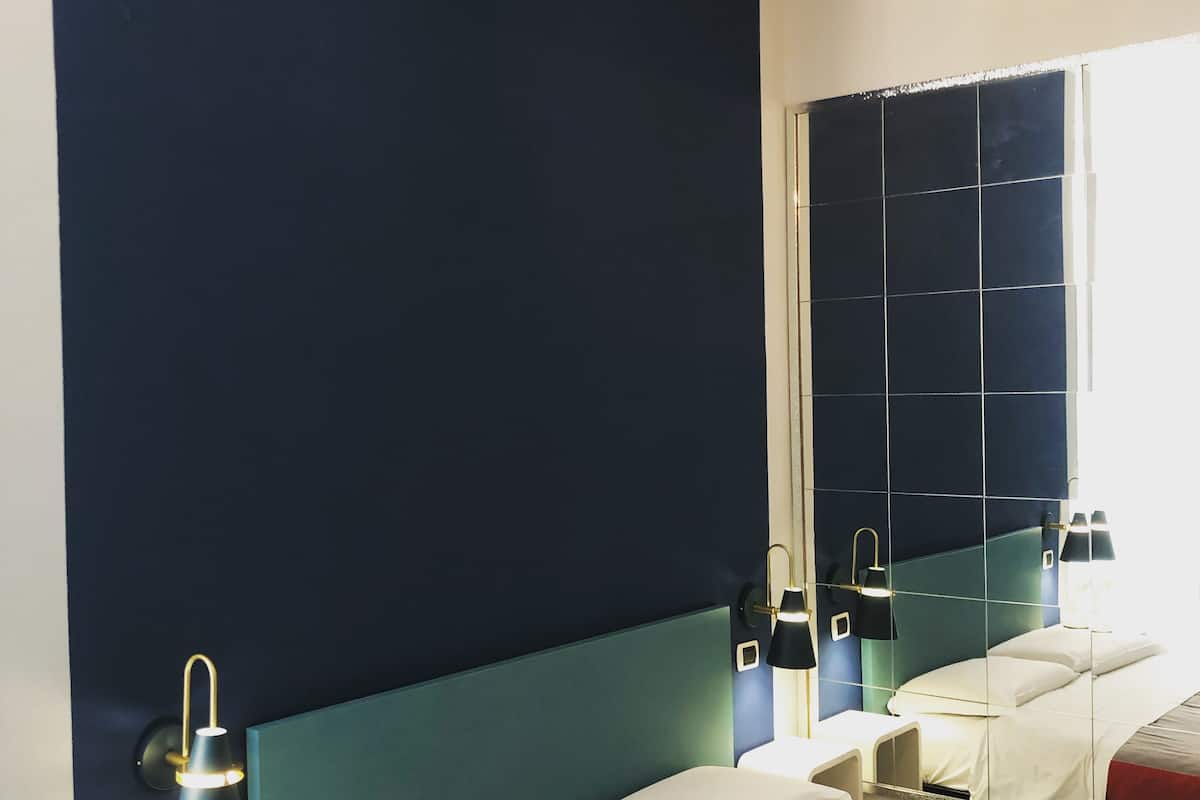 Superior Double Room, 1 Bedroom, Balcony | Bar mini, peti besi dalam bilik, meja, kalis bunyi