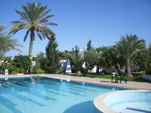 Una piscina al aire libre de temporada