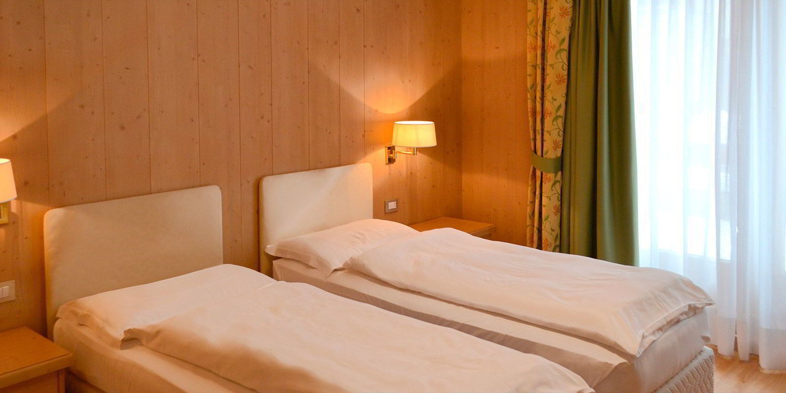 hypo-allergenic bedding, in-room safe, desk, soundproofing