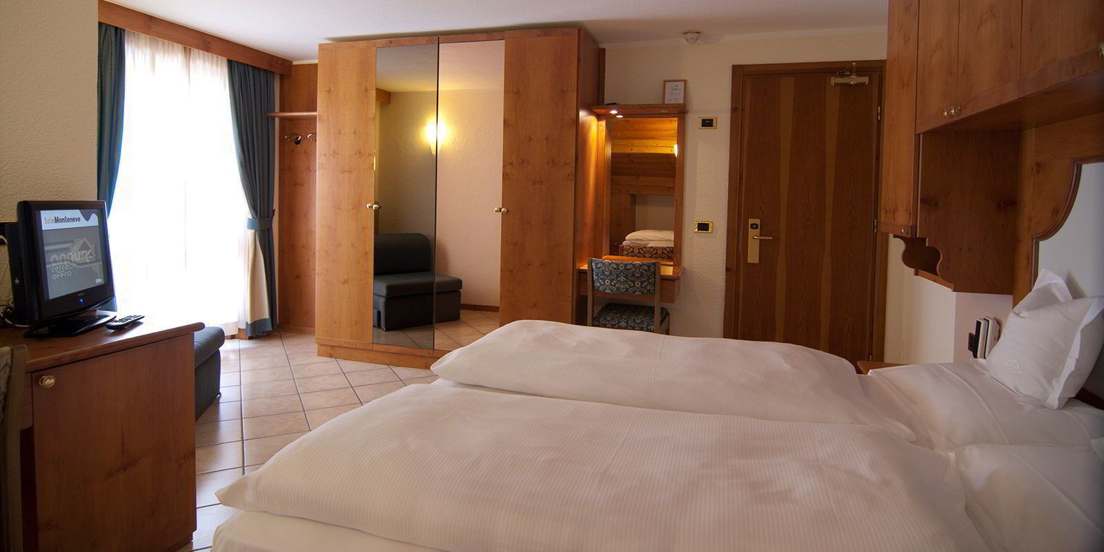 standard double room | hypo-allergenic bedding, in-room safe, desk, soundproofing