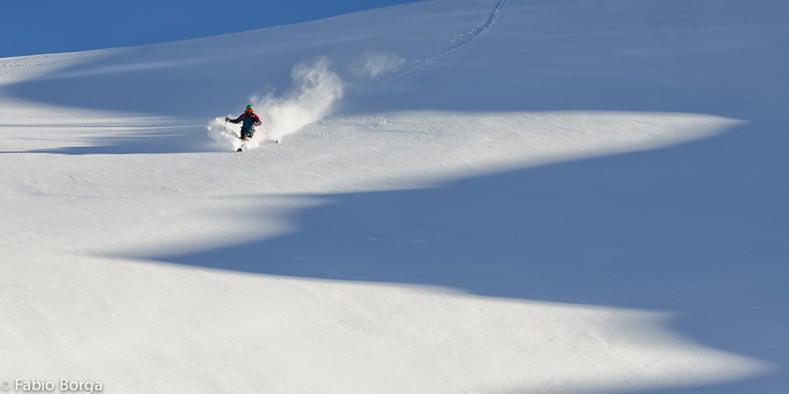 Uno sciatore su una pista innevata.