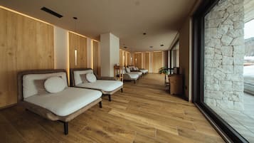 Sauna, massage/treatment rooms