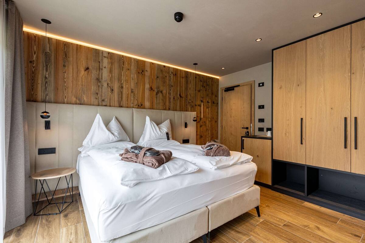 1 bedroom, hypo-allergenic bedding, down duvets, minibar