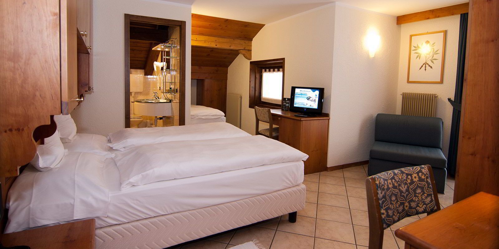 hypo-allergenic bedding, in-room safe, desk, soundproofing