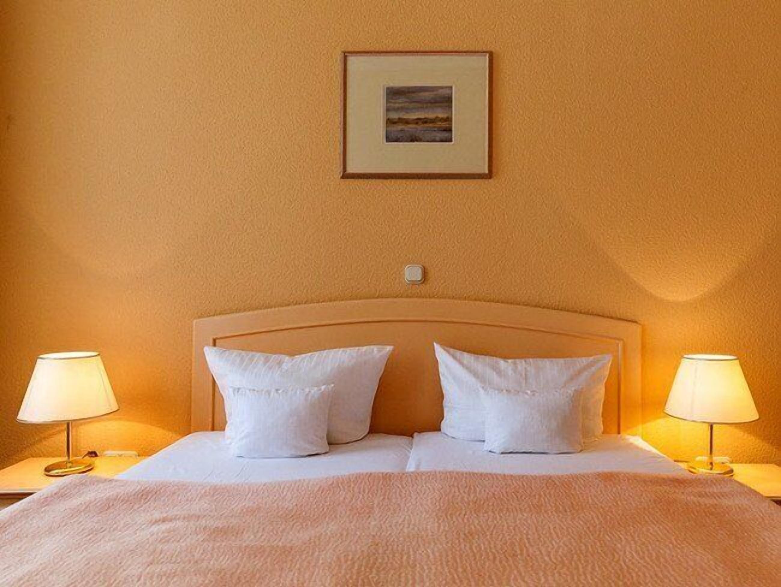 select comfort beds, minibar, in-room safe, desk