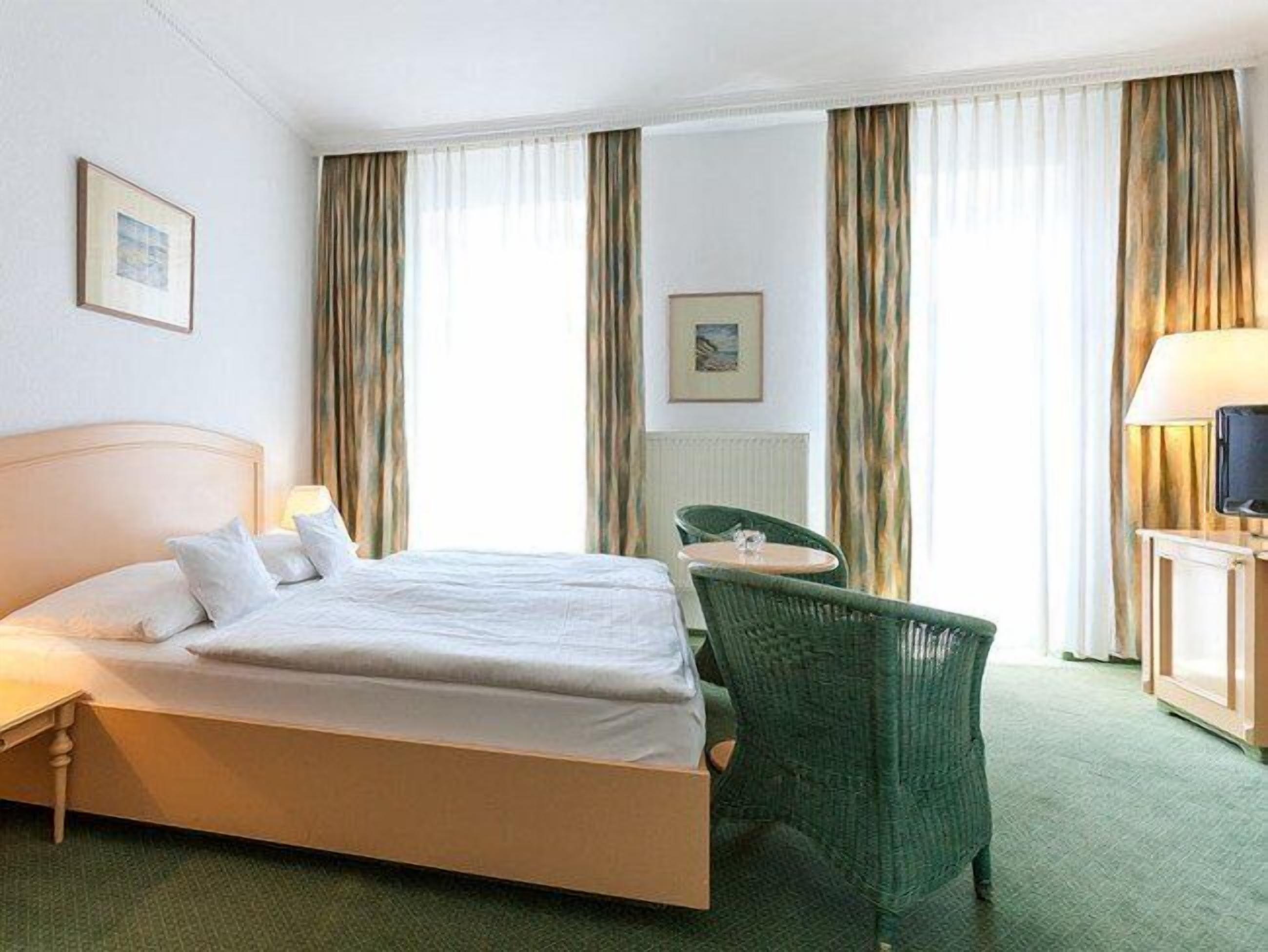 select comfort beds, minibar, in-room safe, desk