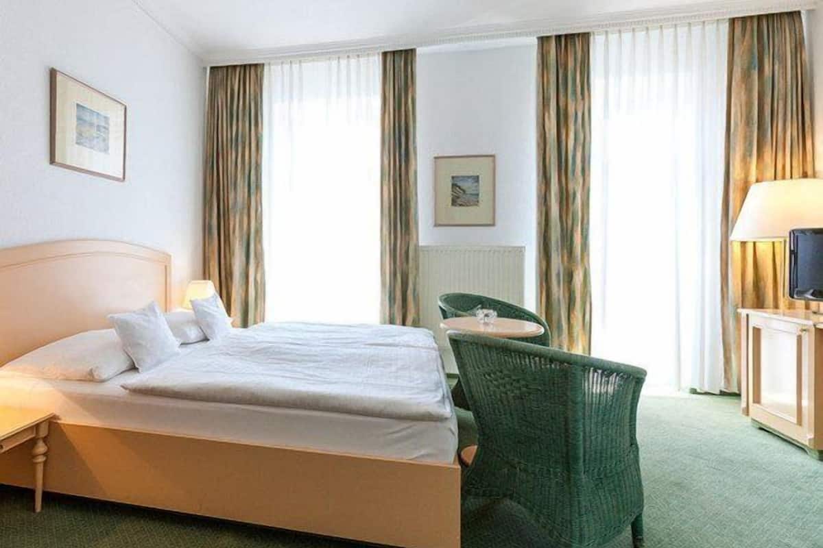 select comfort beds, minibar, in-room safe, desk