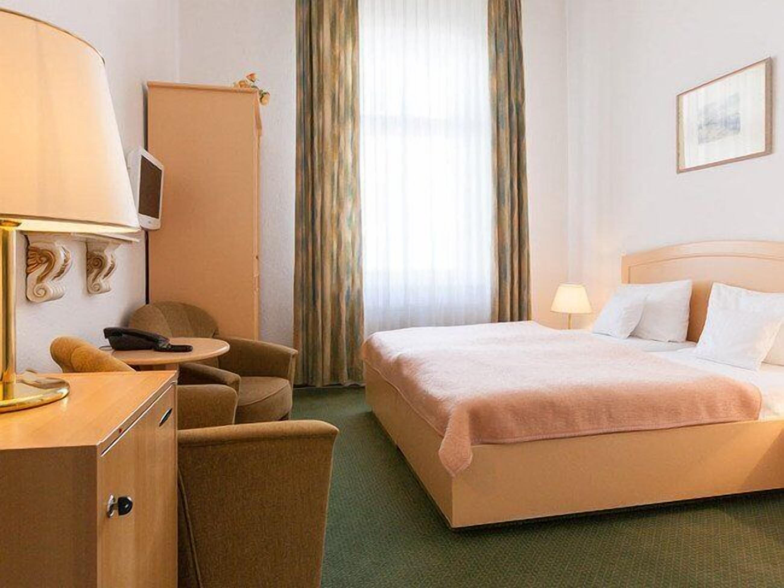 select comfort beds, minibar, in-room safe, desk