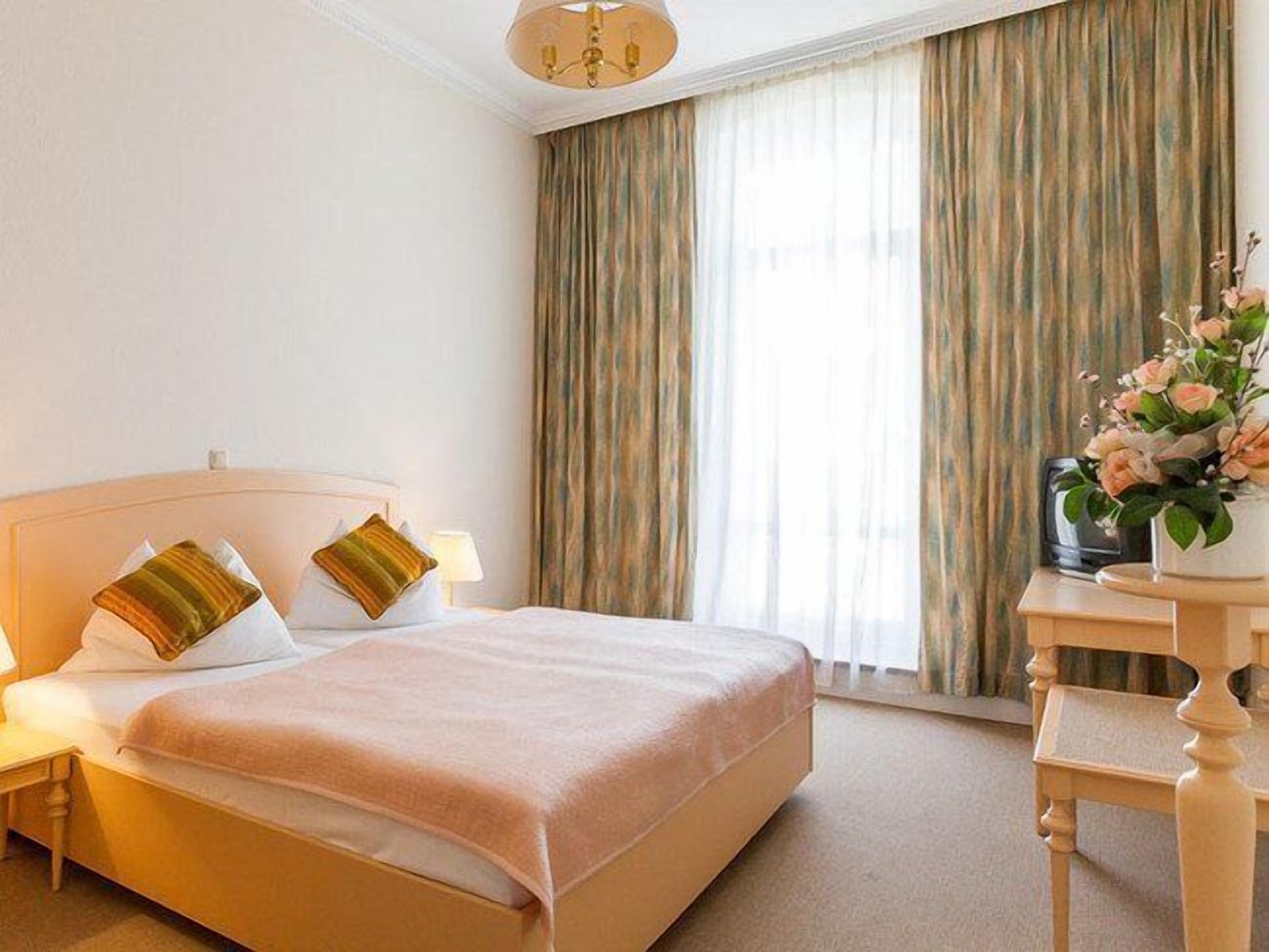 select comfort beds, minibar, in-room safe, desk