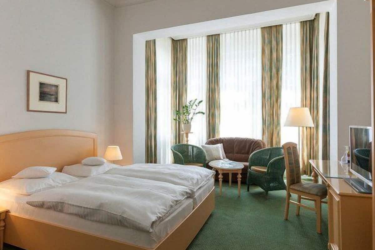 select comfort beds, minibar, in-room safe, desk