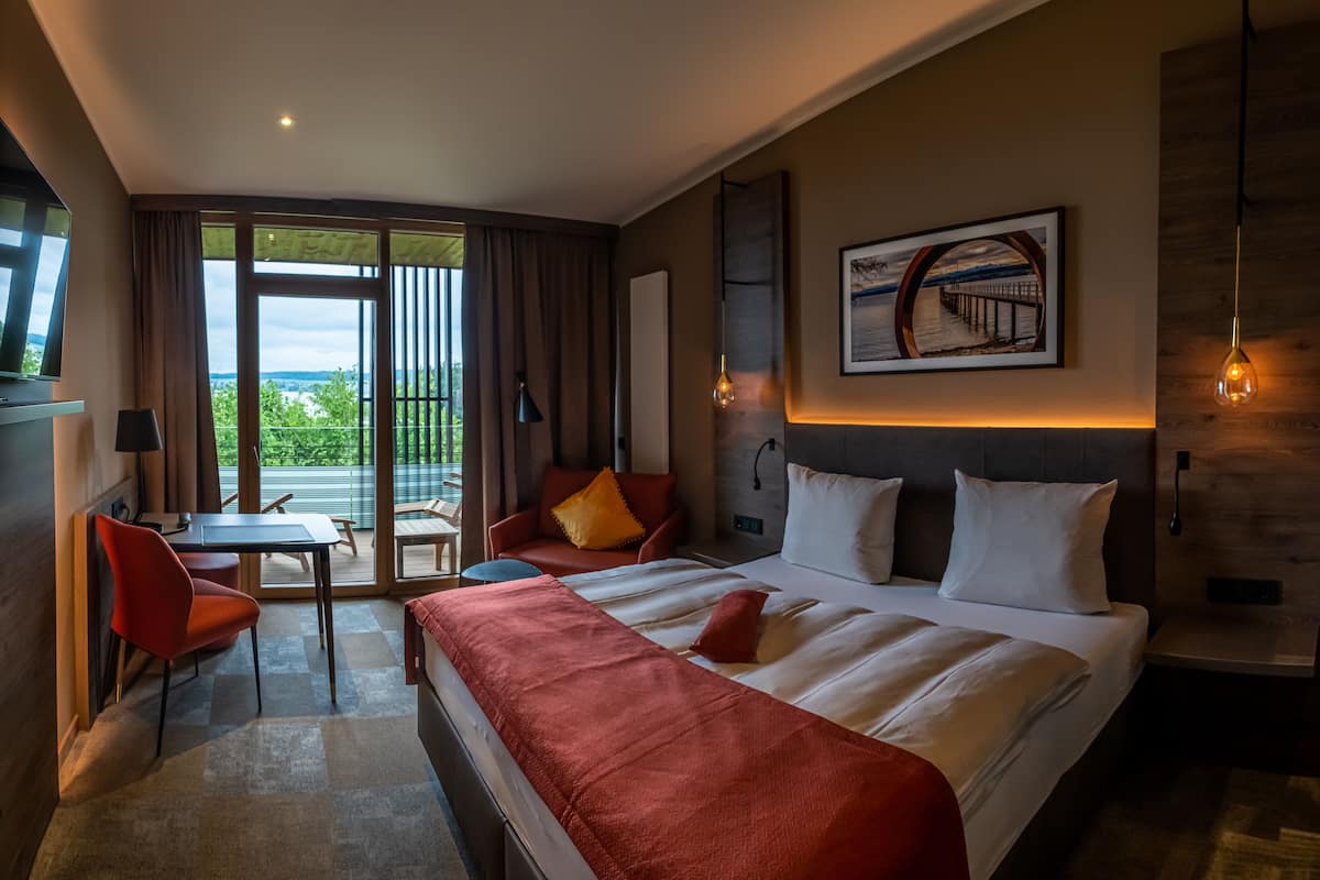 Comfort Twin Room | Down duvets, in-room safe, desk, iron/ironing board