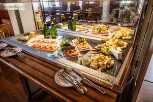 Lunch and dinner served, Italian cuisine