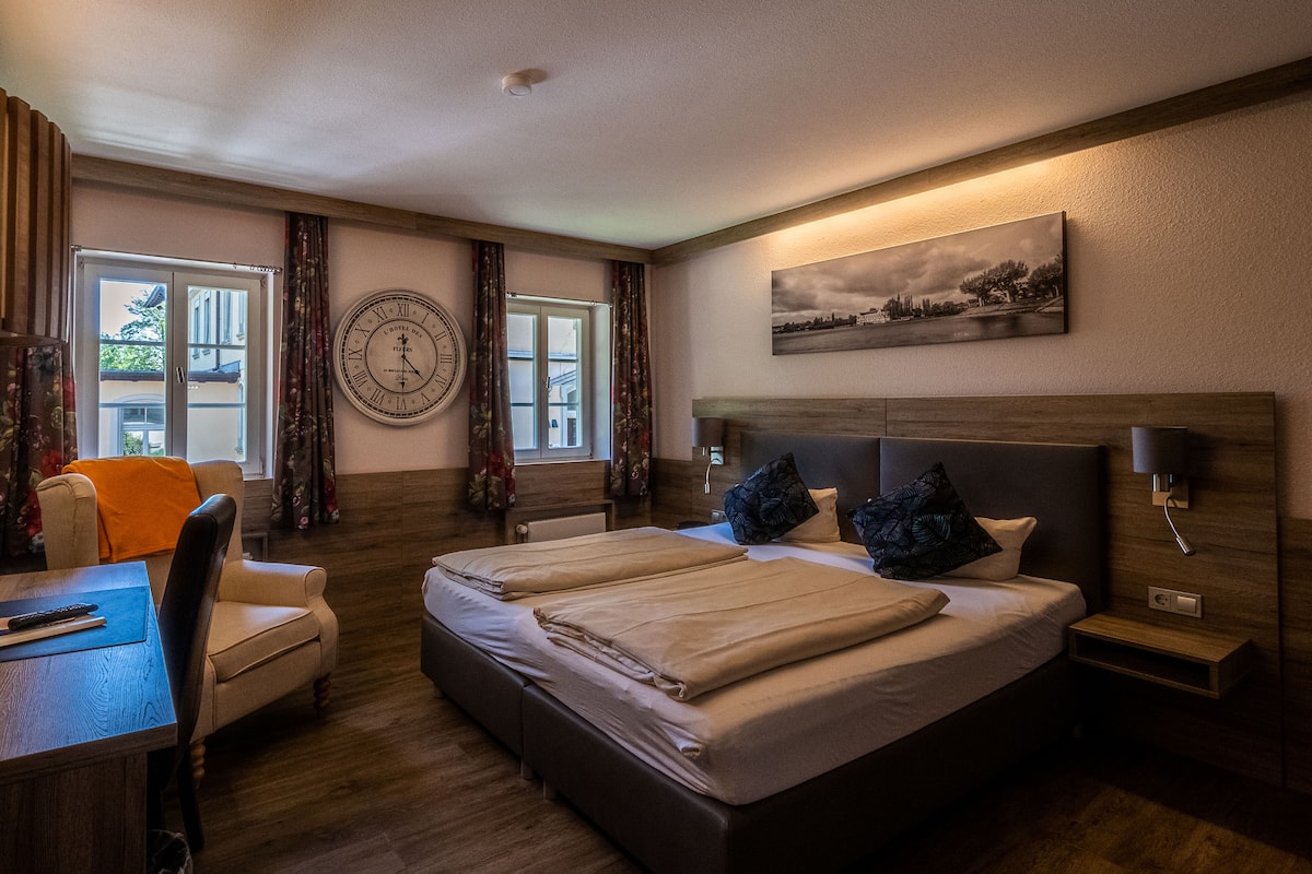 Double Room | Down duvets, in-room safe, desk, iron/ironing board