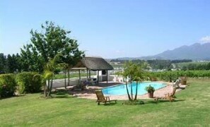 Outdoor pool, pool loungers - Bellevue Manor Guest House & Wellness Spa Retreat (Stellenbosch)
