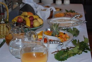 Free daily buffet breakfast  - Bellevue Manor Guest House & Wellness Spa Retreat (Stellenbosch)
