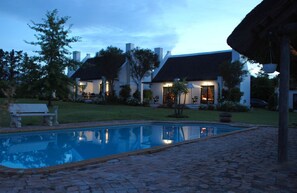 Una piscina al aire libre, tumbonas