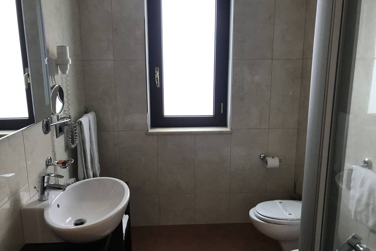 standard room, 1 bedroom | bathroom | shower, designer toiletries, hair dryer, bidet