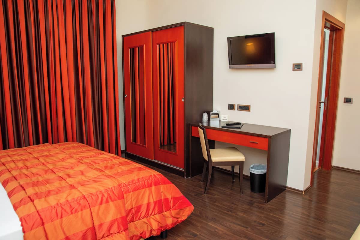 Ylelliset vuodevaatteet, untuvapeitot, minibaari, tallelokero huoneessa