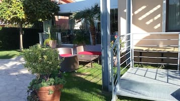 Piscina all'aperto, ombrelloni da piscina, lettini