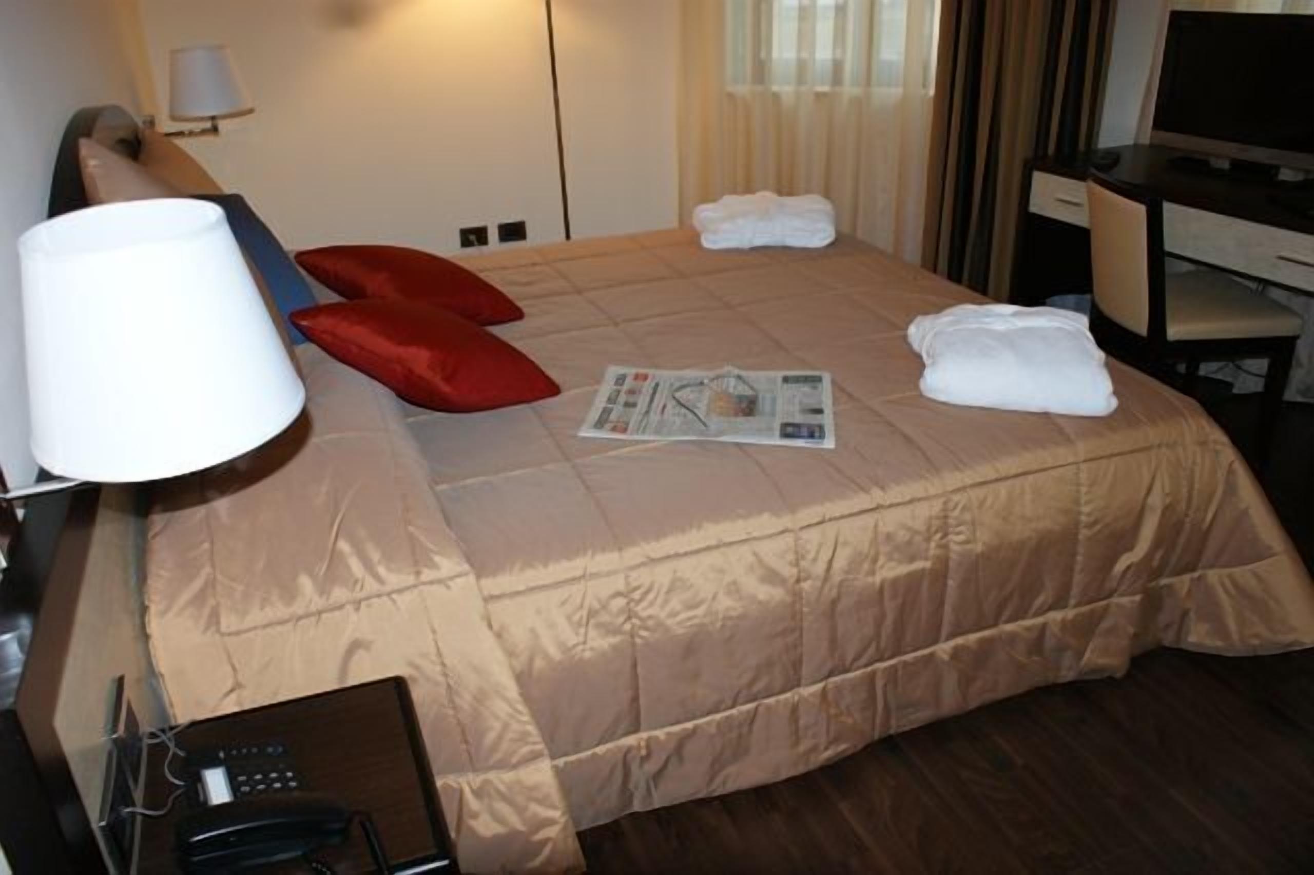 junior studio suite | 1 bedroom, premium bedding, down duvets, minibar
