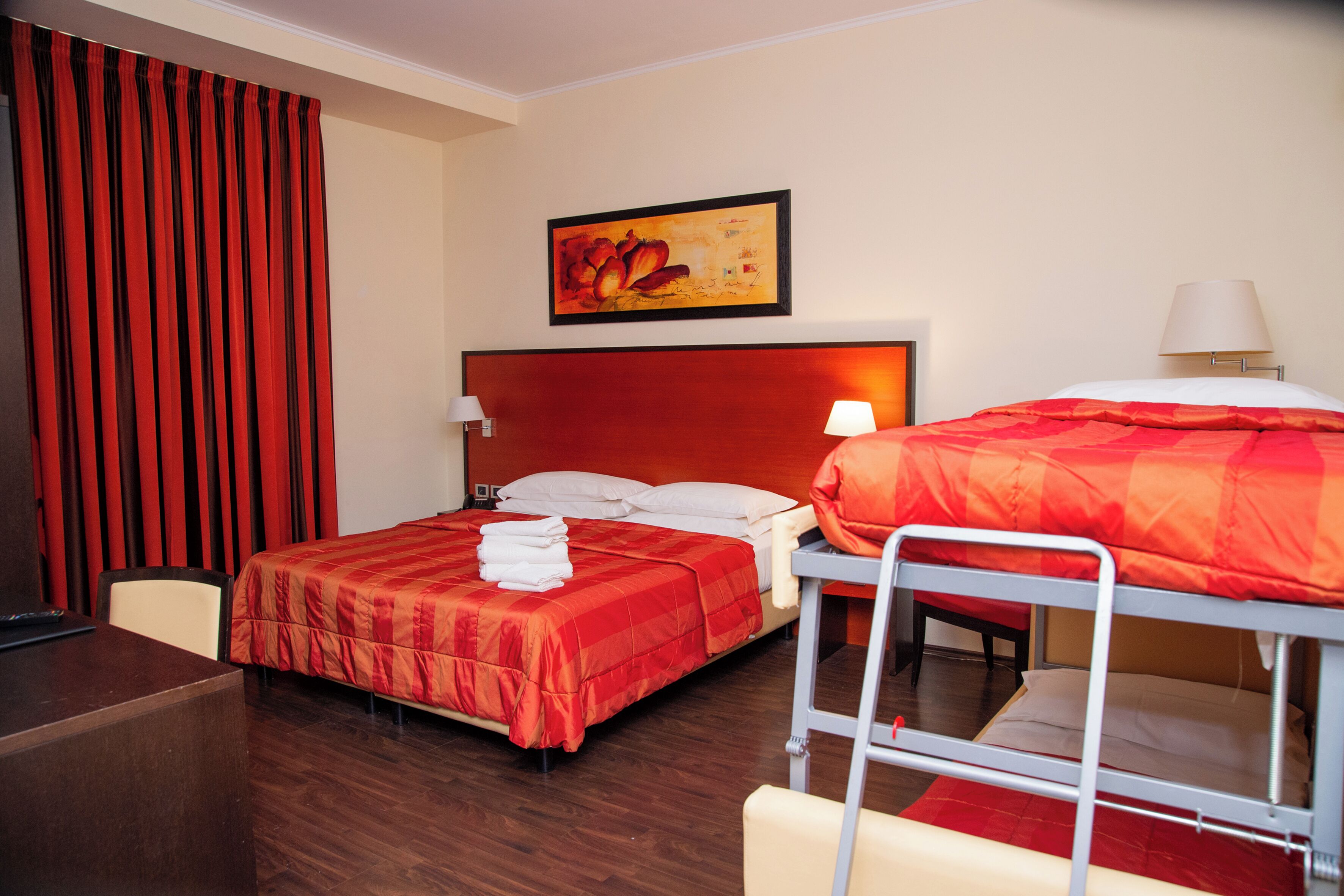 Vierbettzimmer | Hochwertige Bettwaren, Daunenbettdecken, Minibar, Zimmersafe