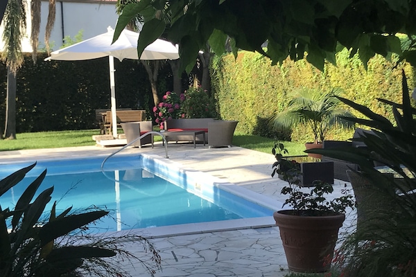 Piscina a l'aire lliure, para-sols i gandules