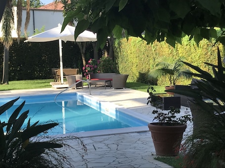 Piscina externa, guarda-sóis, espreguiçadeiras. Hotel Gullo