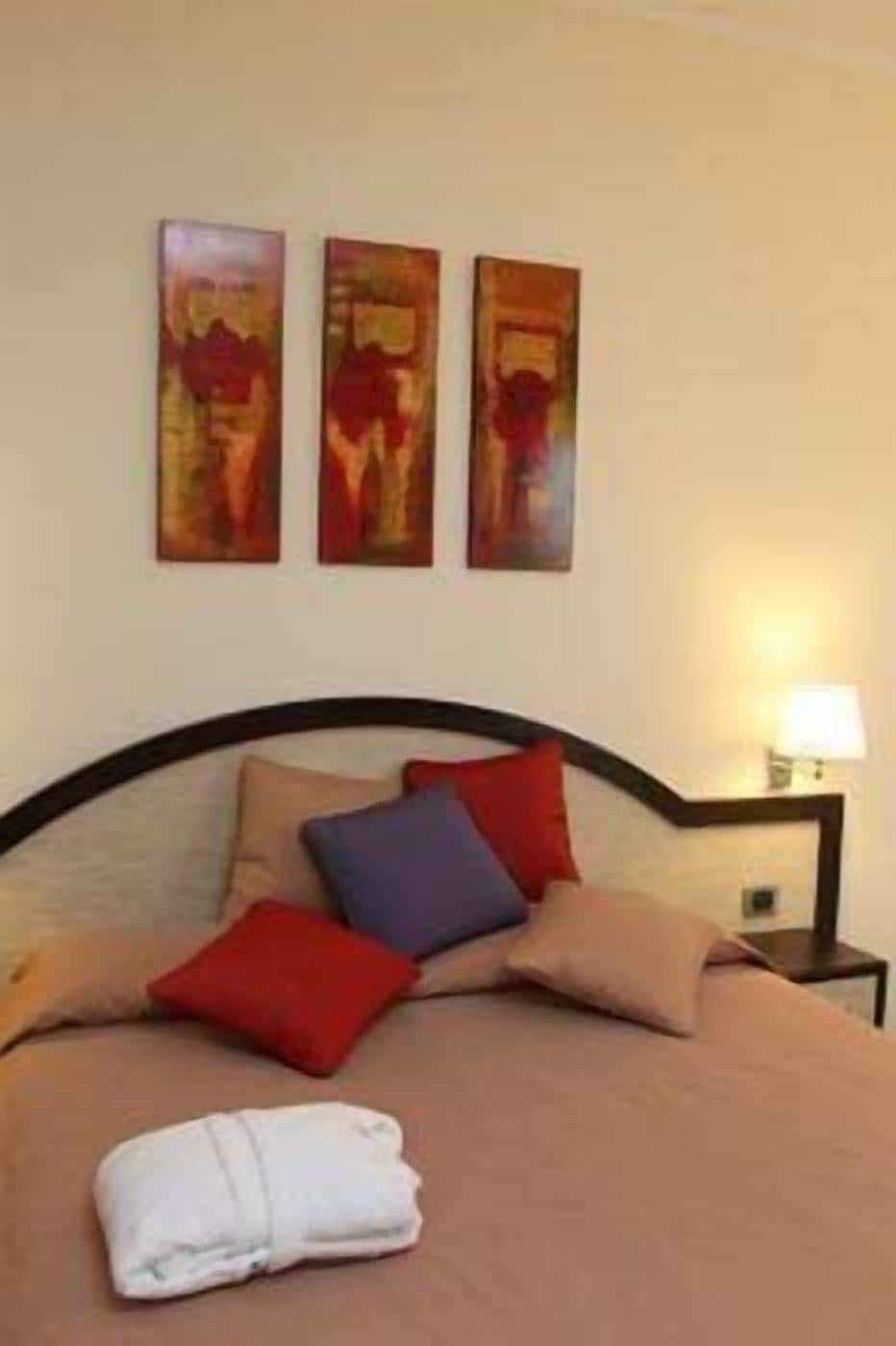 junior studio suite | 1 bedroom, premium bedding, down duvets, minibar