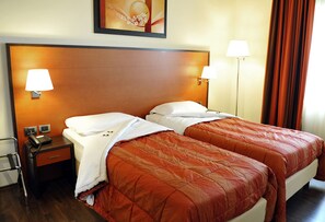 Habitación estándar, 1 habitación | Ropa de cama de alta calidad, edredones de plumas, minibar y caja fuerte