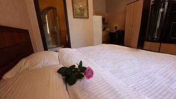 Studio | Minibar, in-room safe, blackout curtains, iron/ironing board