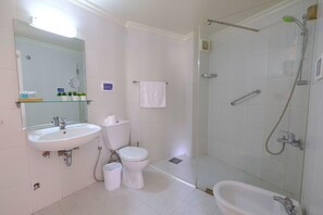 Free toiletries, hair dryer, towels, soap - Hotel Wakim - Self Catering (Beit Mery)