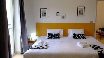 Suite Keluarga, 2 kamar tidur, dapur kecil | Seprai katun Mesir, seprai premium, minibar, dan brankas