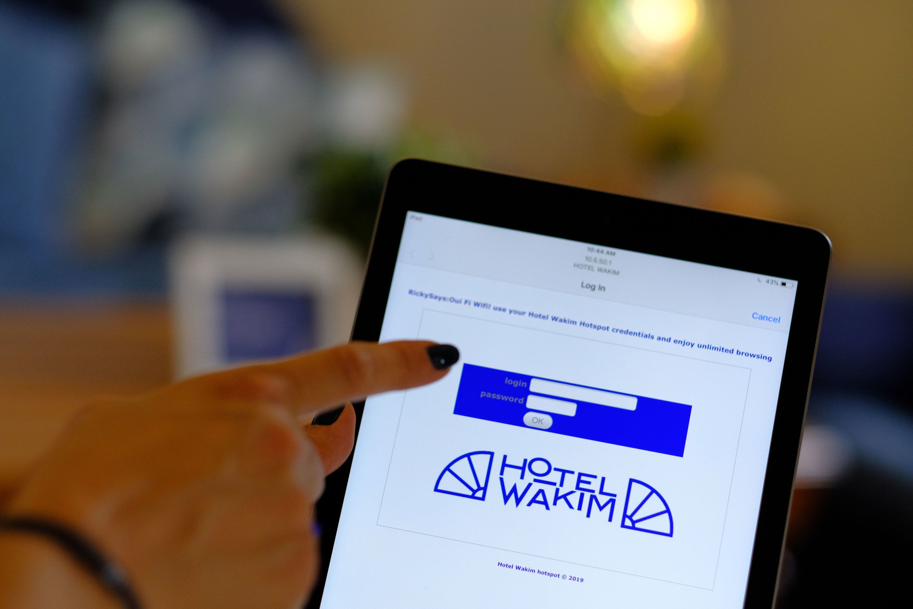 Een tablet toont een inlogscherm voor Hotel Wakim.