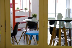 Desayuno con opciones de la cocina local todos los días (con cargo)
