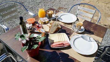 Daily continental breakfast (EUR 4 per person)