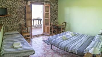 Habitación triple familiar, 1 habitación, baño privado, vistas a la montaña | 1 dormitorio, edredones de plumas, decoración individual y ropa de cama