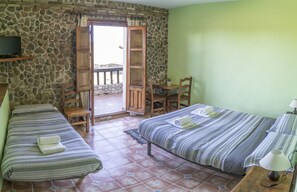 Chambre Triple Familiale, 1 chambre, salle de bains privée, vue montagne