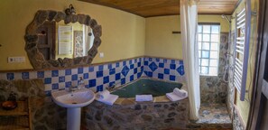 Bungalow básico, 1 habitación | Baño | Ducha y toallas