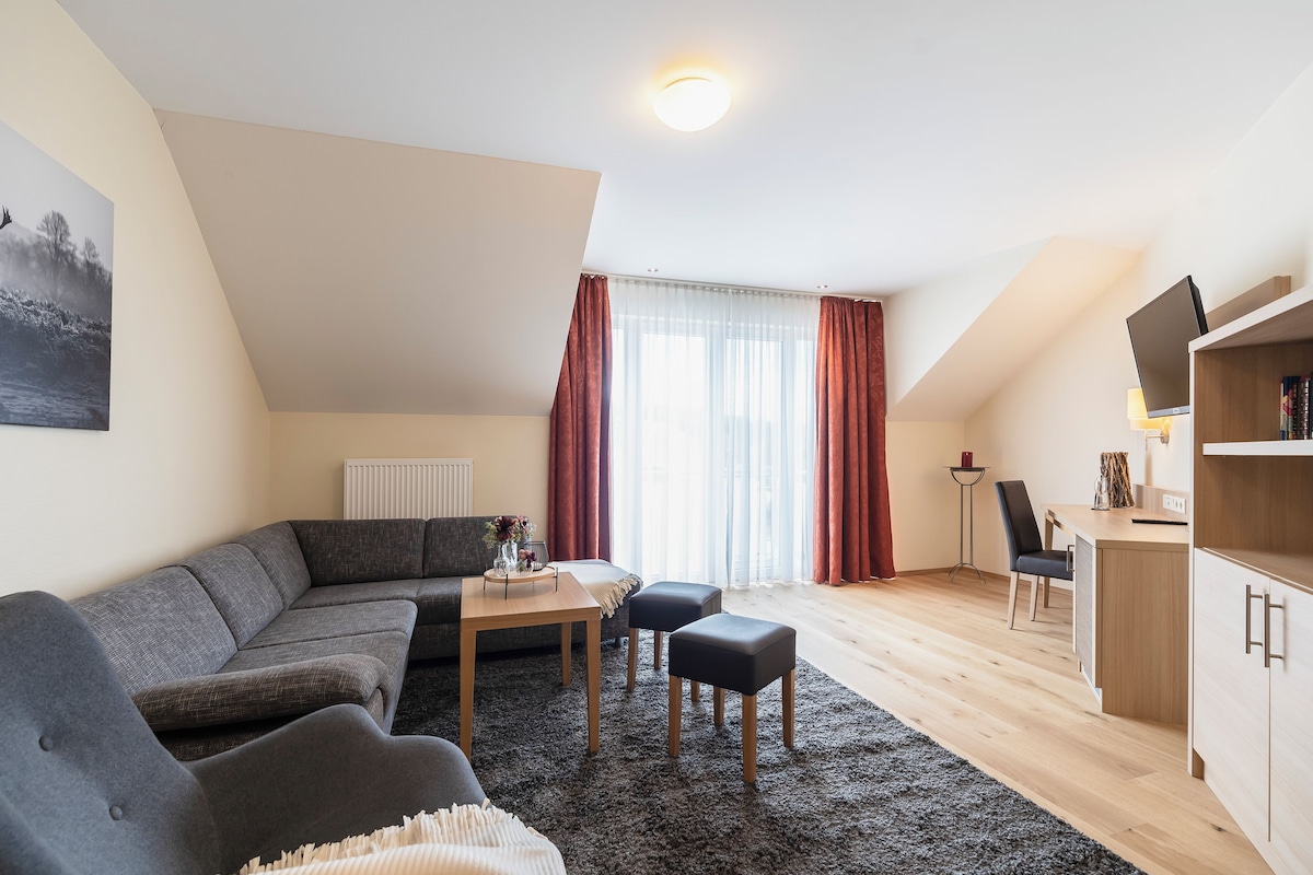 Suite Deluxe Plus with Balcony | Premium bedding, in-room safe, desk, laptop workspace