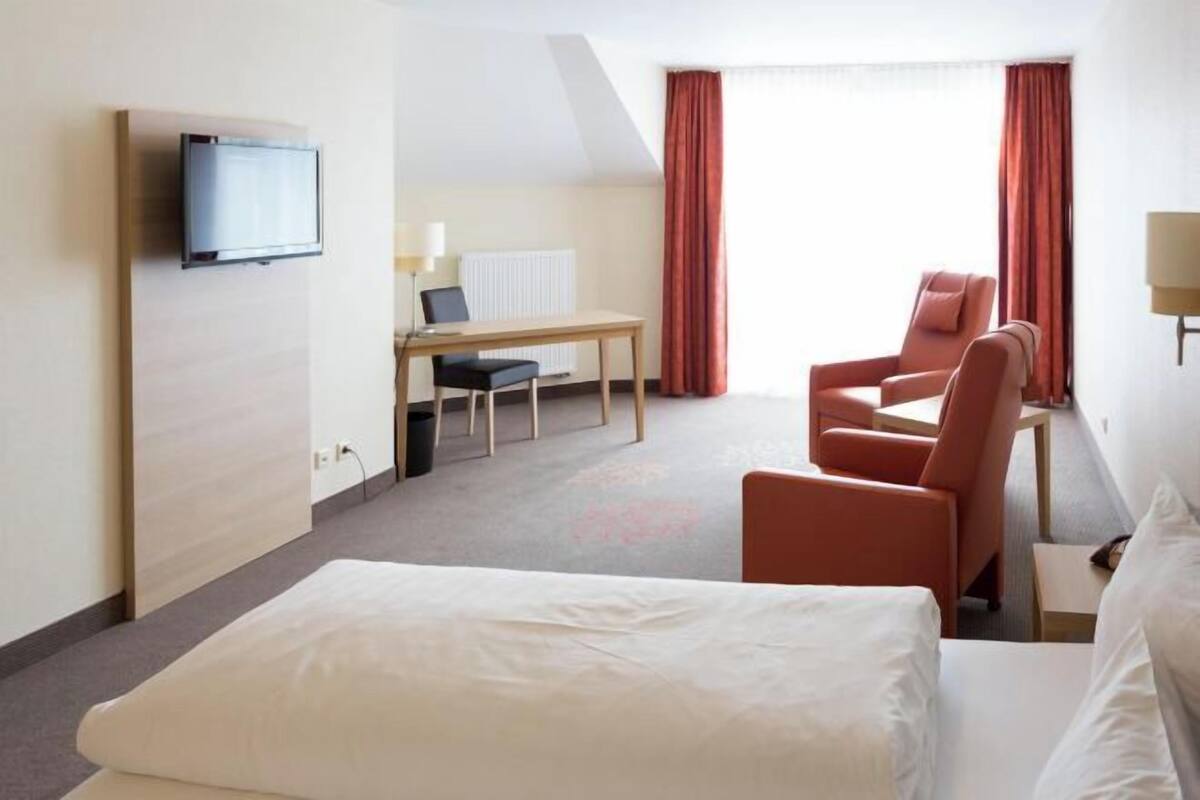 1 bedroom, Egyptian cotton sheets, premium bedding, in-room safe