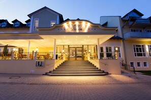 Property entrance - Hotel Dirsch Wellness & Spa Resort (Titting)