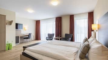 Junior Suite Deluxe Plus with Balcony | Egyptian cotton sheets, premium bedding, in-room safe