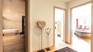 Suite Deluxe Plus with Balcony | 1 dormitorio, sábanas de algodón egipcio, ropa de cama de alta calidad