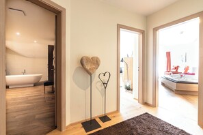 Deluxe Suite | 1 bedroom, Egyptian cotton sheets, premium bedding, in-room safe