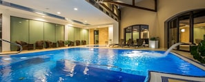 Piscine couverte, accÚs possible de 06 h 00 à 22 h 00, chaises longues