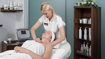 Couples treatment room(s), hot tub, steam room, body treatments