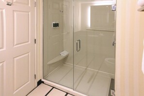 Ducha y bañera combinadas y artículos de higiene personal gratuitos