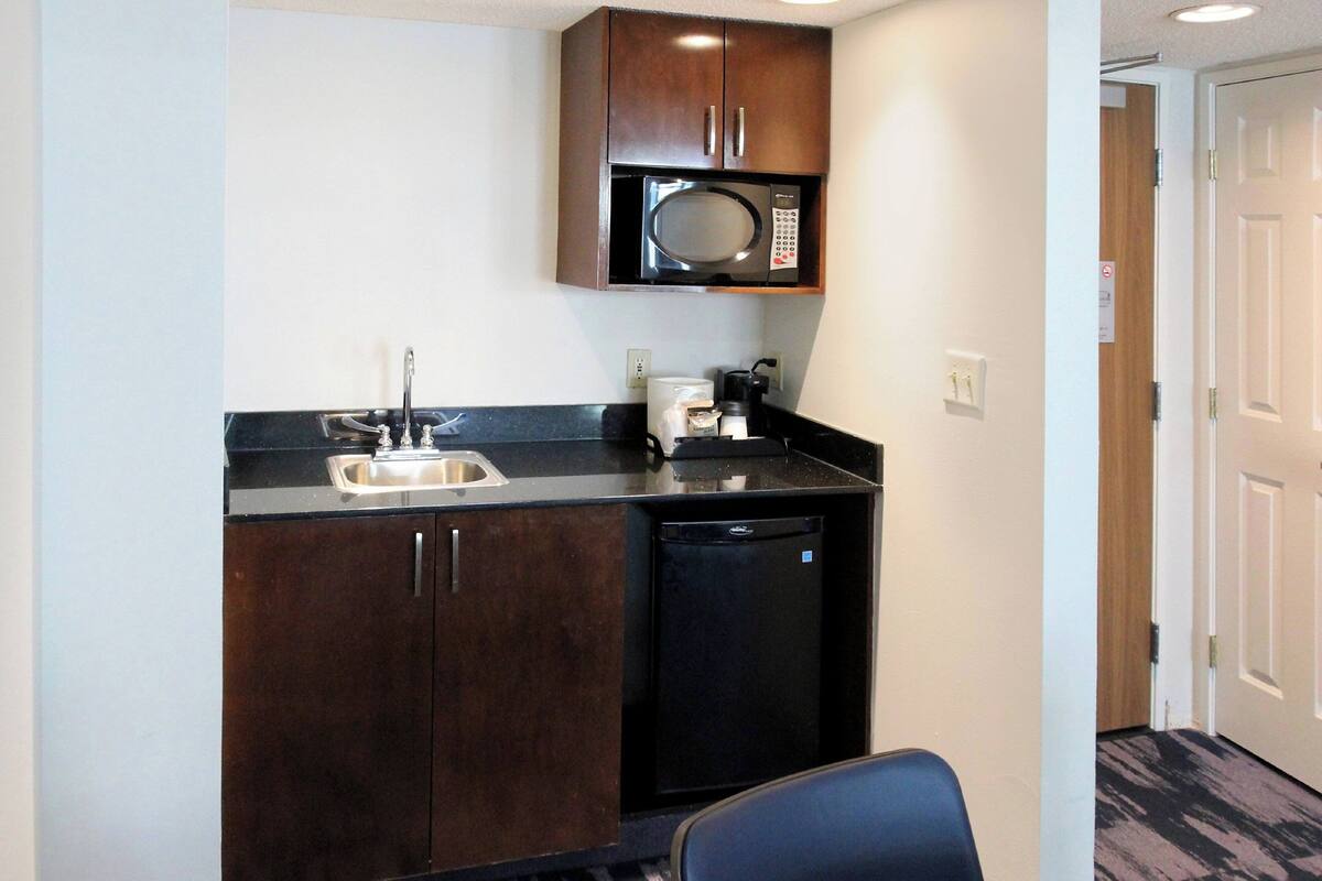 suite, 1 bedroom, non smoking | egyptian cotton sheets, premium bedding, pillow-top beds, in-room safe