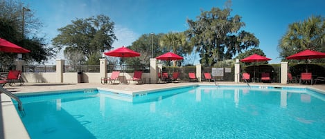 Ulkouima-allas, aurinkovarjoja, aurinkotuoleja